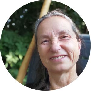 Mahashakti-Uta-Engeln-Juli2021-im-Garten-Rund-300x