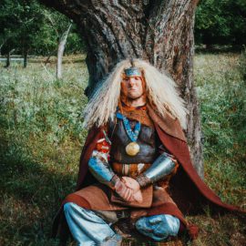 Germanische Baum-Meditation: Germane sitzt unter einer Eiche in Meditation versunken.